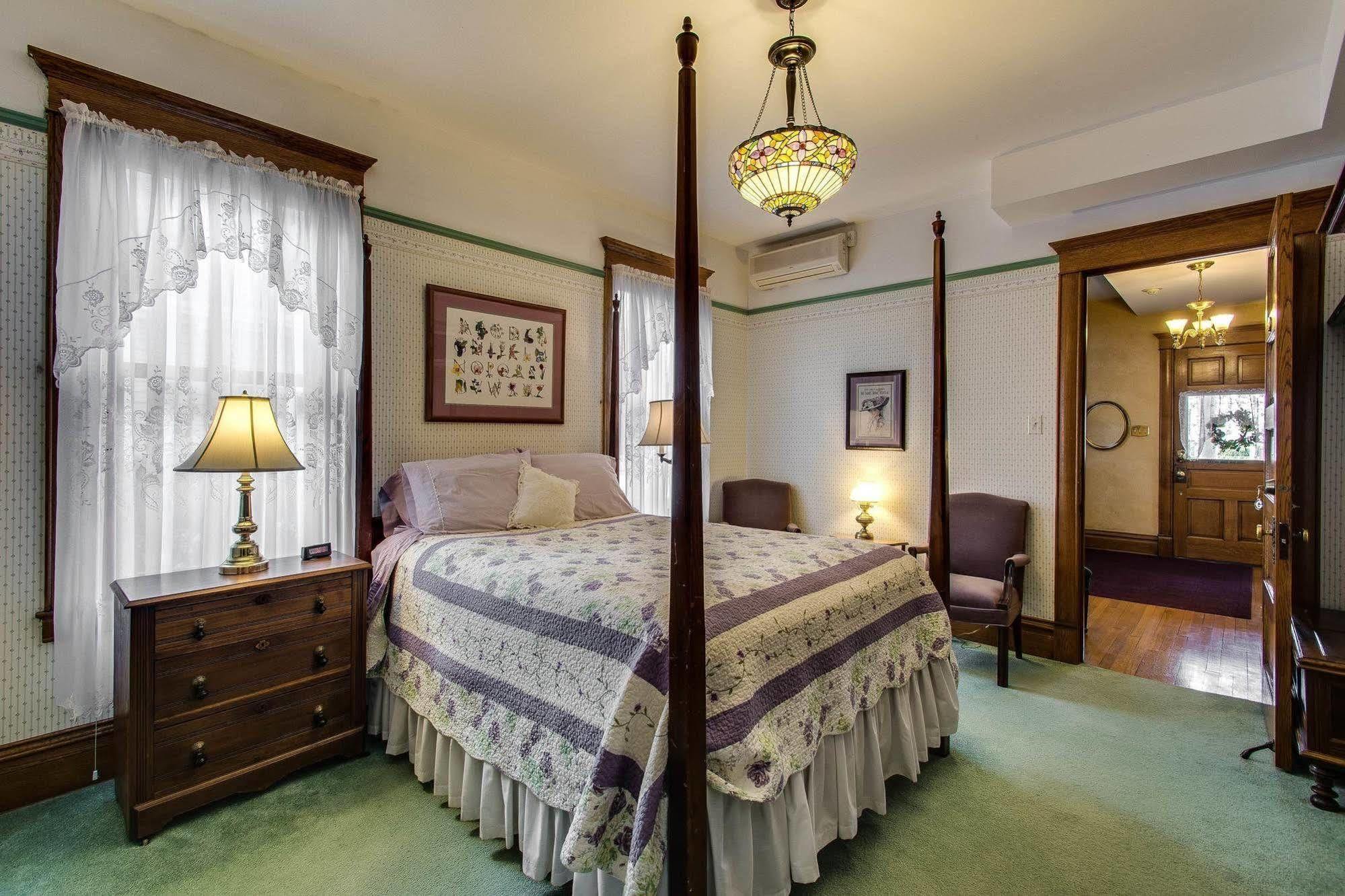 Harrison House Bed & Breakfast Непервілл Екстер'єр фото